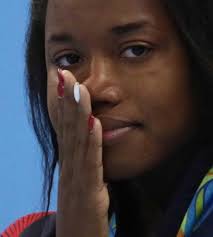 Simone Manuel torna-se a primeira negra campeã olímpica na natação
