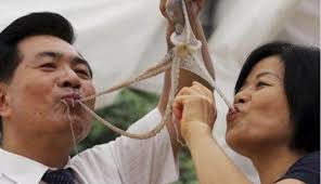 Do Chinese eat octopus alive?