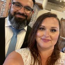 I'm doing a photo shoot tonight with a younger mom and a teen daughter. Can  you all give me example photos of poses? I'm having trouble finding teen  daughter/ mom photos that