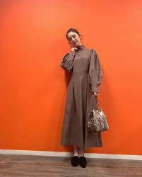 佐々木希 のぞみの私服 袖のボリュームがたっぷりな お気に入りのワンピース ロングカフスとスタンドネックも one piece intimite bag ja ロングワンピース ワンピース 佐々木希