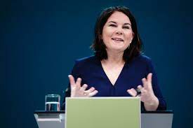 Gleich zu beginn ließ annalena baerbock keinen zweifel darüber aufkommen, wen die grünen da das ist das bild, das sich von annalena baerbock eingeprägt hat: R Eg1jr3aosyxm