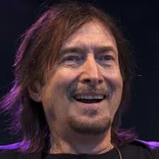NICK GILDER Hoy cumple 65 años el cantante y compositor rock  anglo-canadiense Nick Gilder nacido en Londres. Se dio a conocer en 1975  como líder y cantante de la banda de glam