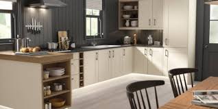 نصائح لاختيار الألوان المناسبة في ديكورات المطابخ الصغيرة تعرفي عليها