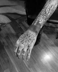 Einzigartige Kompass Zeichen Tatowierungen Armbandtattoo Vegvisir Nordic Tribal Wikinger Myt With Images Geometric Shape Tattoo Nordic Tattoo Geometric Sleeve Tattoo