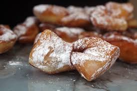Des beignets généreusement saupoudrés de sucre glace empilés tels que les trouve dans les boulangeries ou pâtisseries. Recette De Bugnes Lyonnaises Boulangerie Chez Jules Lyon Beynost