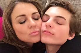 Liz hurley previously revealed that her son is often behind the lens for these racy snaps, which led damian hurley is the only son of actress liz hurley. Elizabeth Hurley S Gorgeous Son Is Pretty Much Her Twin