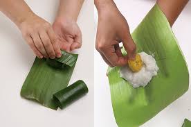 Zaman dahulu kaedah pembungkusan sama ada makanan atau apa sahaja, daun lah menjadi waddahnya. Tips Membungkus Makanan Dengan Daun Pisang Ini Perbedaan Membungkus Dengan Daun Pisang Muda Dan Tua Semua Halaman Sajian Sedap