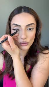 Kolay Çekik Göz Makyajı Nasıl Yapılır?