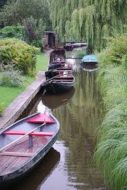 De même, si vous êtes attiré par des paysages colorés, les environs de haarlem et leyde, ainsi que ceux de den helder, breezand et anna paulowna, sont. Giethoorn In The Netherlands A Gorgeous Village Without A Single Street That Might Make Your Kids Saf Paysage France Pays Bas Hollande Amsterdam Pays Bas