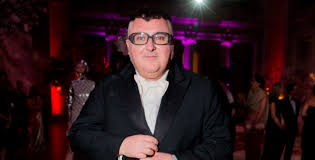 Именитый дизайнер и модельер альбер эльбаз скончался в больнице парижа от осложнений от коронавирусной инфекции. Alber Elbaz Predstavit Debyutnuyu Kollekciyu Az Factory V Videoformate