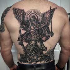 Einer der bekanntesten entwürfe ist wo ein schwert durch das herz geht das kennt bestimmt jeder. 1001 Ideen Fur Ein Engel Tattoo Und Infos Uber Die Popularsten Designs