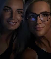 Amanda Knotts's Instagram, Twitter & Facebook