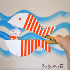 Utilisez une pince à linge bois pour fixer les étiquettes cadeaux et les cartes de vœux. Le Poisson D Avril Sur Pince A Linge Bricolage Du Mercredi