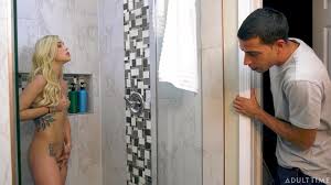 Young Kali Roses receives a shocking surprise in the shower - XBabe video