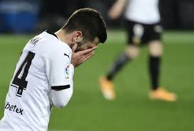 ومن أشهر لاعبيه فيرناندو غوميز وإدموندو سواريز. Ø¨Ø¹Ø¯ Ø­Ø§Ø¯Ø«Ø© Ø¹Ù†ØµØ±ÙŠØ© ÙØ§Ù„Ù†Ø³ÙŠØ§ Ø£Ø¬Ø¨Ø± Ø¹Ù„Ù‰ Ù…ÙˆØ§ØµÙ„Ø© Ø§Ù„Ù„Ø¹Ø¨ Rt Arabic