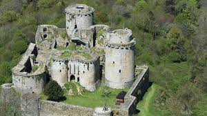 Le Chateau De Tonquedec En Ruines Mais En Vie Chateau Bretagne Chateau Ruines