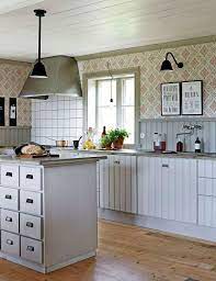 I köket vill vi trivas och umgås med familj och vänner och det finns inget så hemtrevligt som ett riktigt lantkök! Lantlig Stil I Ka Ket Med Pa Rlspont Och Gammaldags Tapeter Litet Kok Inredning Inredningstips Kok Inspiration Lantligt