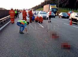 Aliran trafik di lebuhraya utara selatan mulai perlahan berikutan cuti tahun baharu dan orang ramai mengambil kesempatan pulang ke aliran trafik perlahan di kawasan mendaki dan pertukaran laluan dari tiga ke dua laluan iaitu di slim river, katanya ketika dihubungi, hari ini. Tubuh Hancur Digilis Kenderaan
