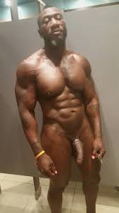 Supermuscular black bodybuilder pleasures himself and shows hole