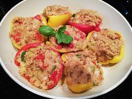 Posizionate i peperoni ripieni in una pirofila da forno con un filo d'olio sopra e sotto Pomodori E Peperoni Ripieni Di Cous Cous E Legumi Al Tegame Casentino Informa