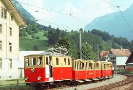 Gumihorn (2,099 m (6,886 ft)), tuba (2,076 m (6,811 ft). Schynige Platte Bahn Lok 19 Mit Den Wagen 13 Und 15 Fahrt In Wilderswil Ein Igschieneschweiz Startbilder De