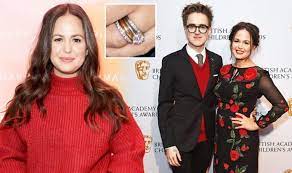 Jun 13, 2021 · giovanna, 36, who is said to be worth an estimated £8 million, claimed for the substantial amount alongside her mcfly guitarist husband, tom fletcher, 35. Giovanna Fletcher Engagement Ring Tom Fletcher Gave Her 400 000 Diamond Ring Express Co Uk