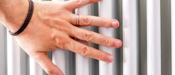 Ya da bazen kaloriferin sağı ve solu arasında sıcaklık farkı kalorifer altının ısınmasını engelleyen bir diğer neden ise kalorifer peteğinin altına pislik birikmesidir. 0545 291 50 79 Blog Peteklerin Alti Neden Isinmaz Neden Soguk