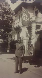 مواطن مصري يقوم بالتحية النازية هايل هتلر في1937 وعلم الرايخ في الخلفية مع الصليب المعقوف الأسود تشير هذه الصورة إلى م Old Egypt Egypt History Egyptian History