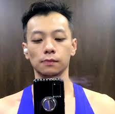 剛剛跟西雅，在Shake Shack吃漢堡， 隔壁一對韓國情侶邊吃邊聊天，結果話題竟然繞到「怎麼分辨華人」。 . 男生很認真地說：  「妳知道怎麼分中國人跟其他地方的華人嗎？」 女生說：「怎麼分？」 男生說：「很簡單啊….. . . . . . . 只有中國人會跟我們（韓國人）說中文  ...