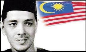 Detik 12.00 tengah malam, bendera union jack diturunkan di hadapan bangunan sultan abdul samad dan diganti dengan bendera persekutuan tanah melayu tanda. Siapakah Pencipta Bendera Persekutuan Tanah Melayu