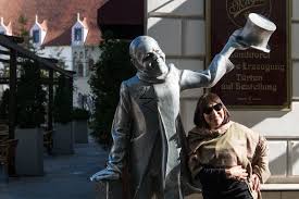 Omaelisasta löydät elisan ja saunalahden palvelusi kätevästi yhdestä paikasta. Besuchen Sie Die Meist Fotografierten Statuen In Bratislava Visit Bratislava