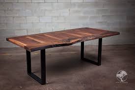 Du style industriel au style scandinave en passant par le charme des intérieurs rustiques, la table bois massif est une évidence dans tous les styles d'intérieur. Live Edge Black Walnut Dining Table Bois Design Custom Made Hardwood Furniture