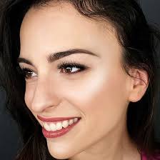 Strobing: la nuova tecnica, alternativa al contouring, per definire il viso