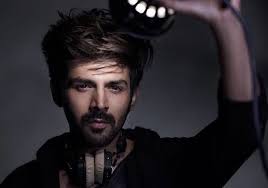 It is being said that sara wanted to focus on her career and thats one of the reasons why the alleged. Kartik Aaryan Shoots For A Really Cool Ad For Boat View Pic Box Office India