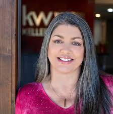 Can someone help decorate this space. It is a farm house with a modern  twist. 😊