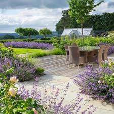 Inspiration Societyofgardendesigners A Membership Of Predominantly Brilliant Uk Garden Designers Ga Paisajismo Jardines Jardines Bonitos Paisajismo De Patio