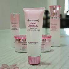 Jika kulit cenderung berminyak atau berjerawat, anda tidak dianjurkan untuk menggunakan produk serum yang konsistensinya lebih tebal, karena akan memperburuk kondisi wajah. Step Cerahkan Wajah Dengan Tanaka Bio White Rangkaian Skincare Bio Essence Beauty Fimela Com
