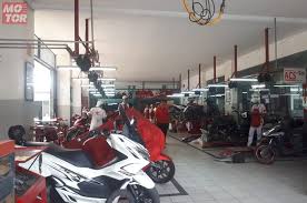 Letak busi motor beat berada pada bagian depan (sebelah kanan) mesin, posisinya sedikit menjorok ke dalam.click to tweet. Tanda Tanda Busi Mau Mati Simak Daftar Harga Busi Matic Honda Gak Sampe Rp 20 Ribu Semua Halaman Motorplus