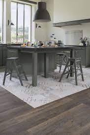 En 1990, il construit son atelier de production en seine et marne pour fabriquer ses carrelages émaillés uniques et d'exception. Des Carreaux De Ciment Sous L Ilot Central Sols Carrelage Cuisine Cuisine Carreaux De Ciment Et Imitation Carreaux De Ciment