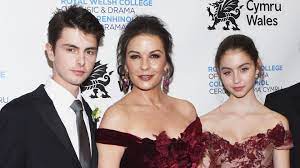 She is the recipient of several accolades, including an academy award and a tony award. Catherine Zeta Jones Stilvoller Auftritt Mit Sohn Tochter Promiflash De