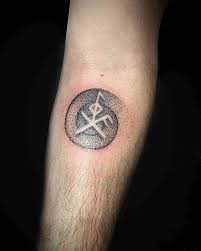 Runen Tattoo Welche Bedeutung Steckt Dahinter Und Viele Schone Ideen Runen Tattoo Bedeutungen Und Wikinger Runen Tattoo