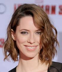 Asciugare leggermente con il phon, quindi suddividere i capelli in tante ciocche da attorcigliare su se stesse, appuntandole alla testa come per creare uno . Long Bob Mosso Con Treccia Come Realizzarlo