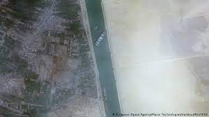 Mapas de rastreamento mostraram o navio encalhado no trecho mais ao sul da hidrovia, entre o grande lago amargo e o porto de suez, no mar vermelho. Bxrfjruwy3jnfm