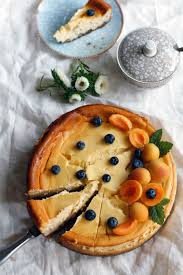 Die butter schmelzen und zu den bröseln geben, gut miteinander verrühren. Rezept Cremiger Kasekuchen Mit Keksboden Der Beste Kasekuchen