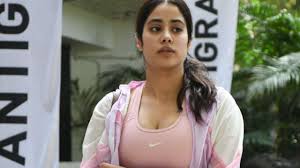 Viral Photos of the Day: Janhvi Kapoor stuns in athleisure outfit, Kareena  Kapoor Khan steps out in grey co-ord set
