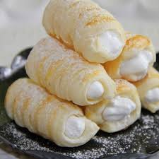 Aussen Knusprig Innen Luftig Schaumrollen Gehoren Zur Osterreichischen Mehlspeiskuche Einfach Dazu Link Zum Schaumrollen Rezept Susse Teilchen Winter Desserts
