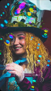 Welcome to a mesmerizing Wonderland 💚❤️✨ with @s.kristi_studio as Alice,  who also designed this stunning dress herself! 🎭🌹 Big thanks to  @circuskirkus for bringing the magic with his incredible Circus ...