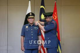 Kalau dia tak tahu yang manusia tak boleh bertahan dalam air lebih daripada 5 minit, macam mana dia boleh jadi ketua pengarah? Menteri Besar Pahang Terima Anugerah Pangkat Kehormat Bomba Pahang Media