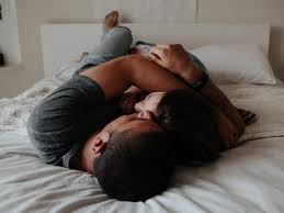 Ziehe die beine etwas an und lege dir ein kissen unter den po. Das Erste Mal Tipps Fur Dein Erstes Mal Sex