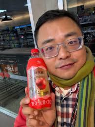 萊爾富真的不會讓人失望ㄟ看到樂法好多飲品都想通通帶回家😄 先來個蘋果蘇打🍎 買一送一很開心